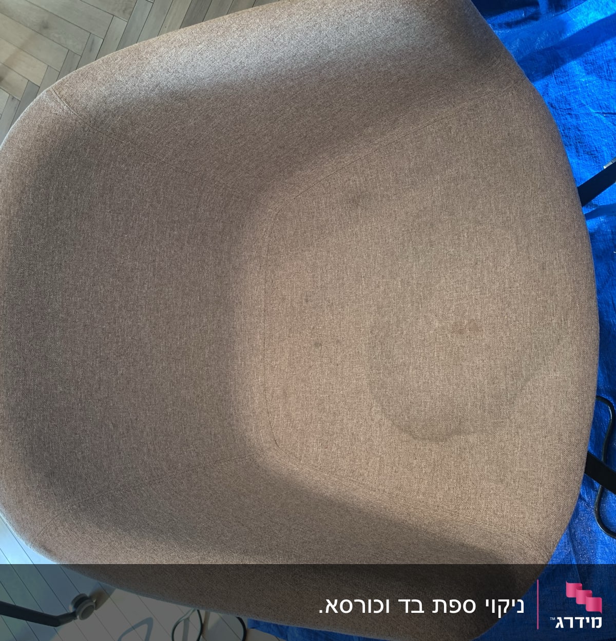 כיסא עם כתם על מושב בד חום